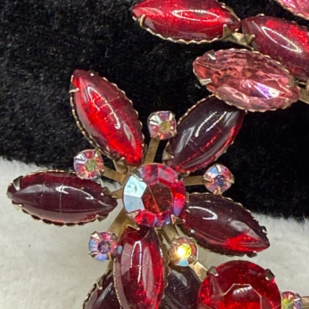 Vintage Rhinestone Brooch Red Flower Gold Tone Wreath